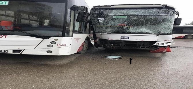 Menemen'de Belediye Otobüsleri Çarpıştı: 18 Yolcu Yaralandı