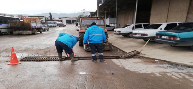 Alaşehir’in Yağmursuyu Izgaralarına Bakım