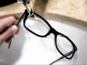 Gözlük Camlarını Düzenli Aralıklarla Dezenfekte Etmeyi Unutmayın