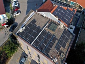 Sanayi Tesisleri ve AVM’ler Tasarruf İçin Çatılarını Güneş Panelleri İle Kaplıyor