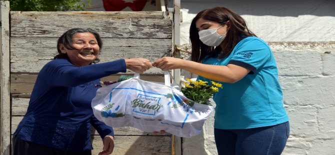 Aliağa Belediyesi’nin Çiçek Dağıtımları Sürüyor