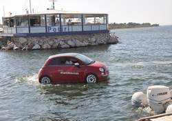 Yüzen Fiat 500'ler Levent Marina'da