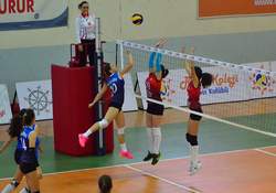 Foça voleybolda dolu dizgin