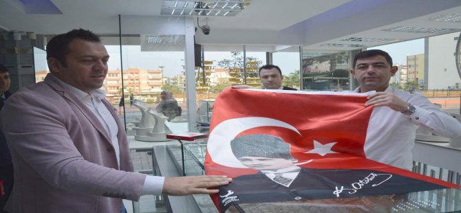 Aliağa Belediyesi’den Esnafa Atatürk Baskılı Türk Bayrağı