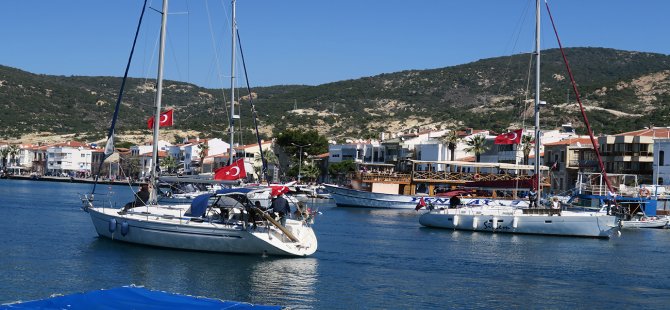 Foça Yelkenciler Denizde Kortej Oluşturdu