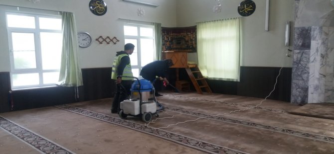 Edremit’te Camiler Belediye Ekipler Tarafından Temizleniyor