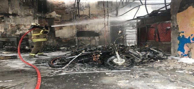 İzmir’de Yangın Dehşeti: Motosikletler Hurdaya Döndü