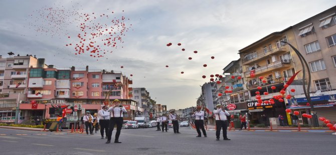 Aliağalılar 23 Nisan Coşkusunu Balkonlarda Yaşadı