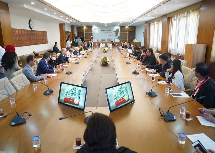 Ege Üniversitesi dünyaya açılmaya devam ediyor