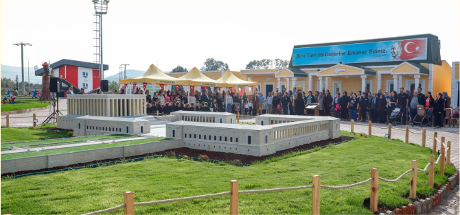 Kınıklı çocuklar Çocuk Köyü’ndeki Anıtkabir Miniatürk’te