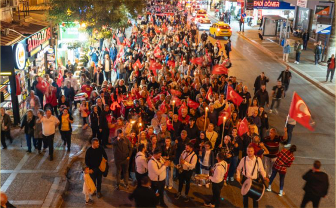 Buca’da 102. yıla yakışır kutlama