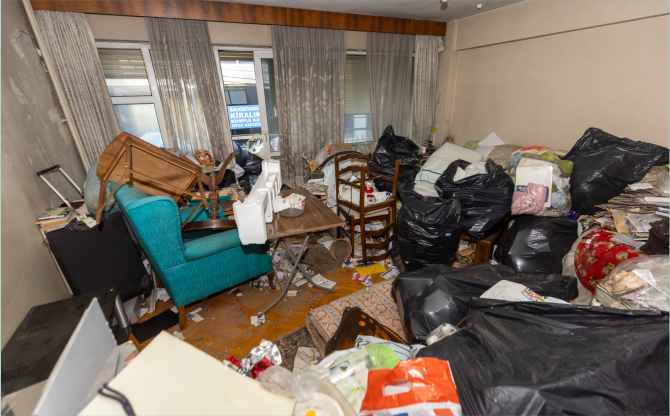 Çöp ev operasyonu: 4 kamyon atık çıktı