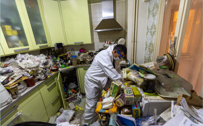 Çöp ev operasyonu: 4 kamyon atık çıktı