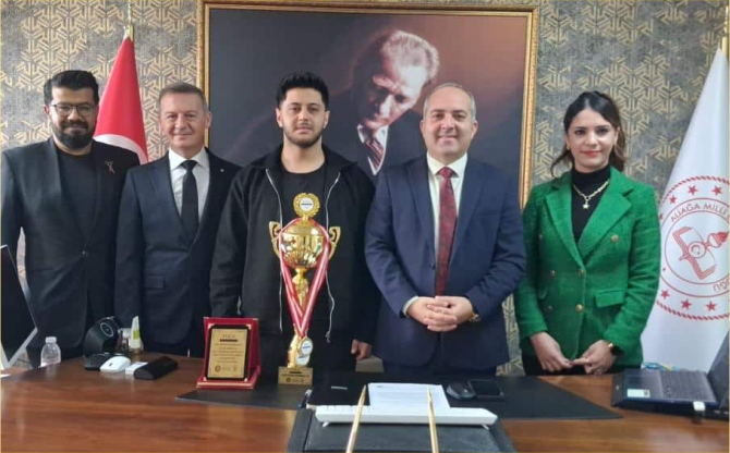 Foça'da Derece Alan Öğrencilerden Akyüz'e Ziyaret