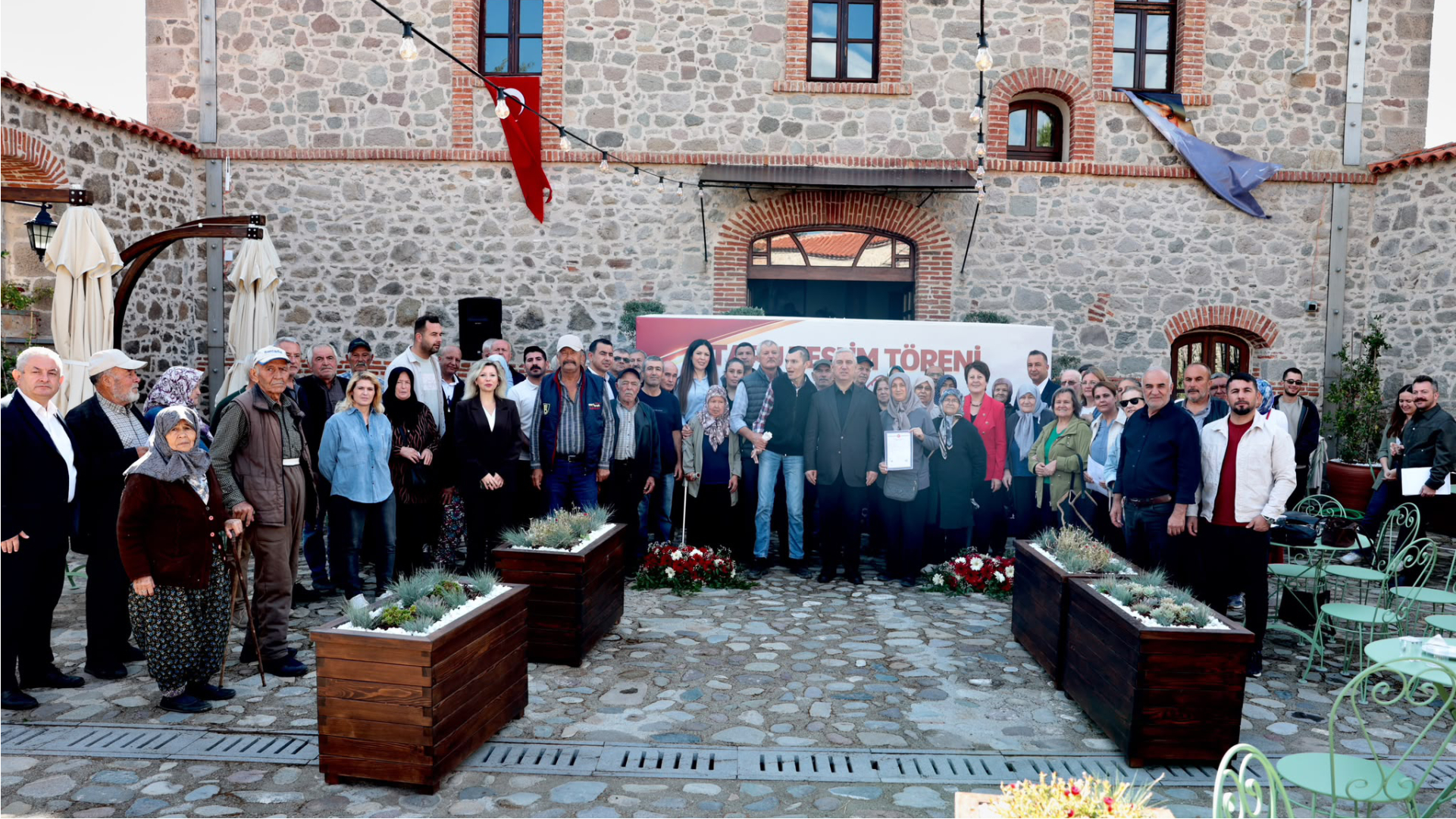 Bergama'da Hak Sahipleri Tapularına Kavuştu