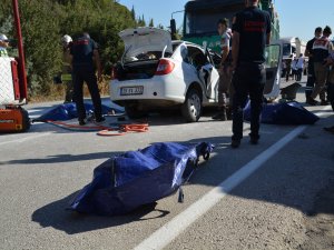 Aliağa'da Otomobil Kamyonun Altına Girdi: 3 ölü