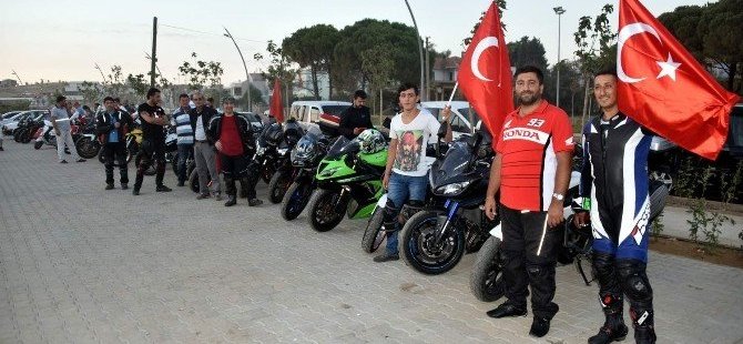 Aliağa’da Motosikletçiler ’Zafer Bayramı’ İçin Gaza Bastı