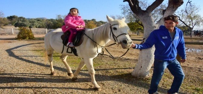 Özel Çocuklar At Üzerinde Terapiyle Hayata Bağlanmaya Devam Ediyor