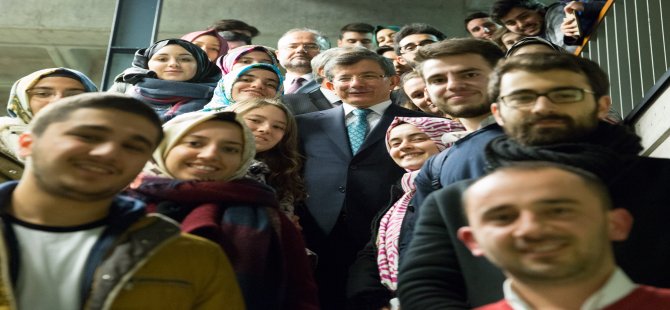 Ahmet Davutoğlu Üniversite  öğrencileri ile biraraya geldi.