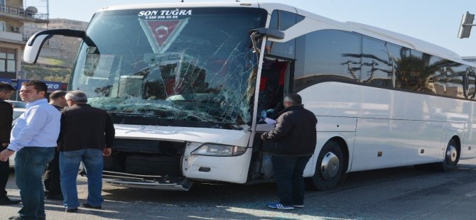 Aliağa'da Tur Otobüsü İle Tır Çarpıştı, Yolcular Dehşeti Yaşadı