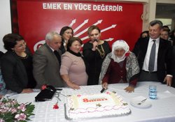 Menemen CHP'den Pastalı Kutlama