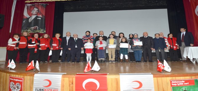 Türk Kızılayı Foça Şubesi, Ödül Töreni Düzenledi