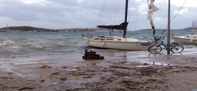 Foça’da Şiddetli Lodos Hayatı Olumsuz Etkiledi