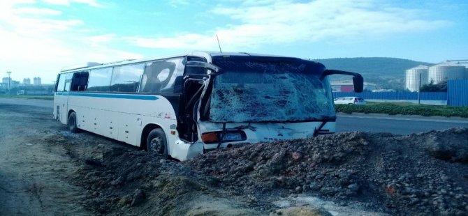 Aliağa'da İki Servis Otobüsü Çarpıştı