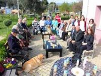 Huzurevi Sakinleri Sevimli Hayvanları Ziyaret Etti