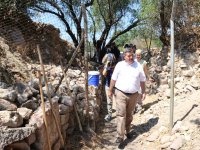 Baş­kan Oran Eryth­rai kazı ça­lış­ma­la­rı­nı gezdi