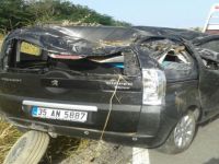 Aliağa'da Hafif Ticari Araç Takla Attı, Faciadan Dönüldü: 2 Yaralı