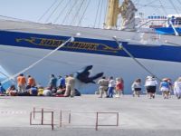 Göçmenler Yakalandı, Turistler Limanda Öz Çekim Yaptı