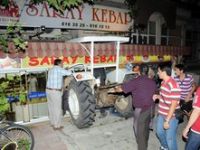Traktör Kebapçıya Girdi