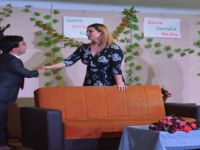 Lütfen Kızımla Evlenir Misiniz Tiyatrosu Dikili'de Ayakta Alkışladı