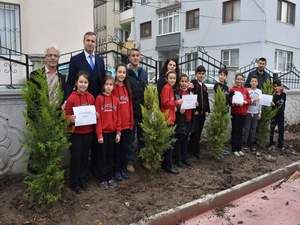 Aliağa Belediyesi Okul Bahçelerini Yeşillendirmeye Devam Ediyor